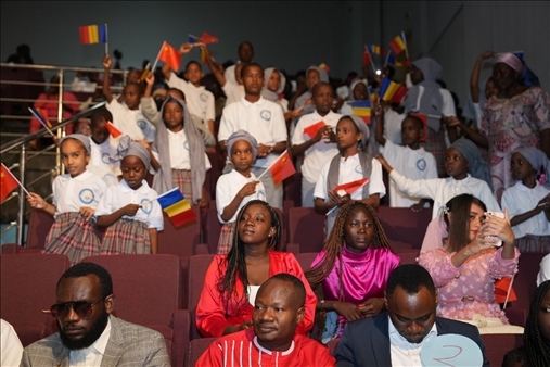 現(xiàn)場(chǎng)觀眾與決賽選手熱情互動(dòng)。中國(guó)石油非洲公司供圖