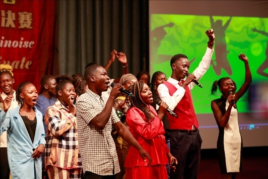 孔子學(xué)院的同學(xué)們演唱中文歌曲《明天會(huì)更好》。中國(guó)石油非洲公司供圖