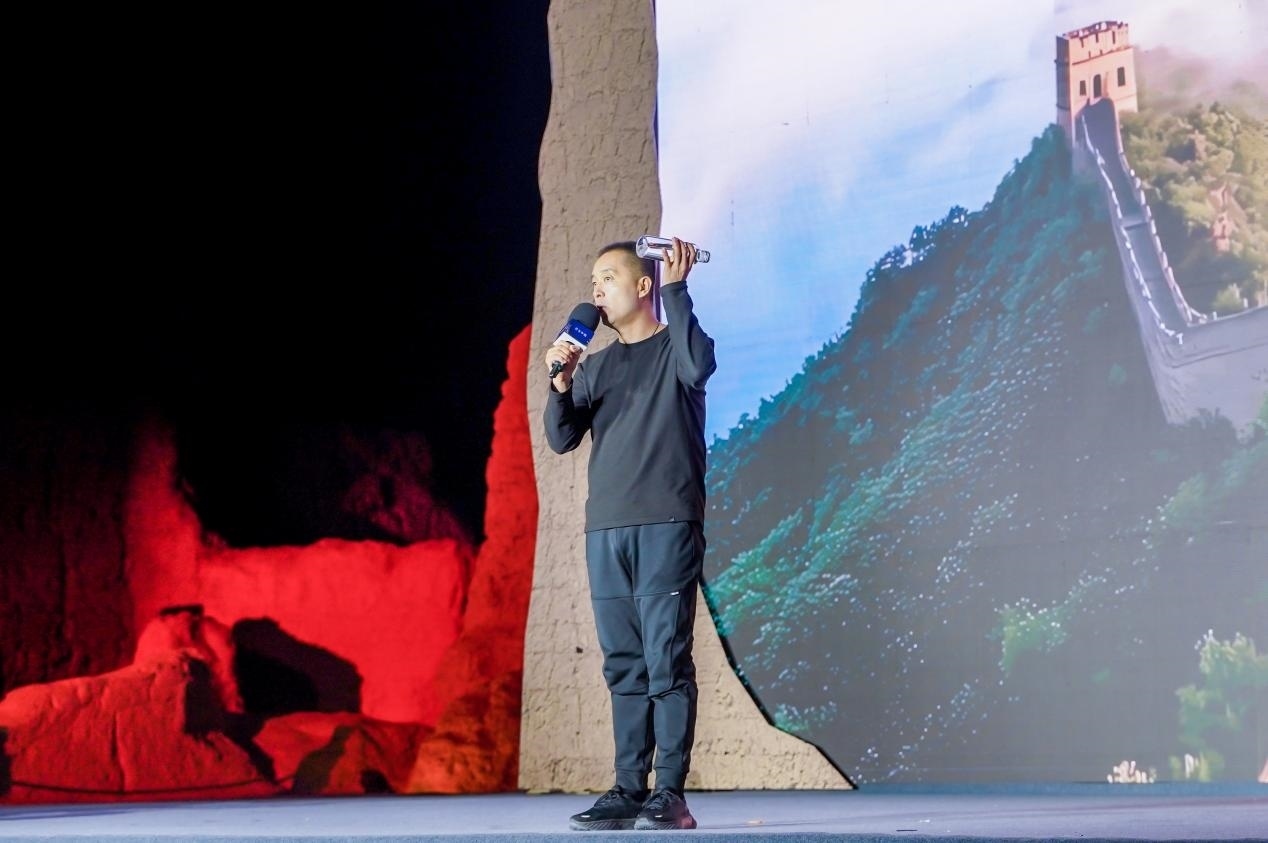 李剛在“何以中國(guó)·五星出東方”網(wǎng)絡(luò)主題宣傳活動(dòng)現(xiàn)場(chǎng)演講。人民視頻供圖