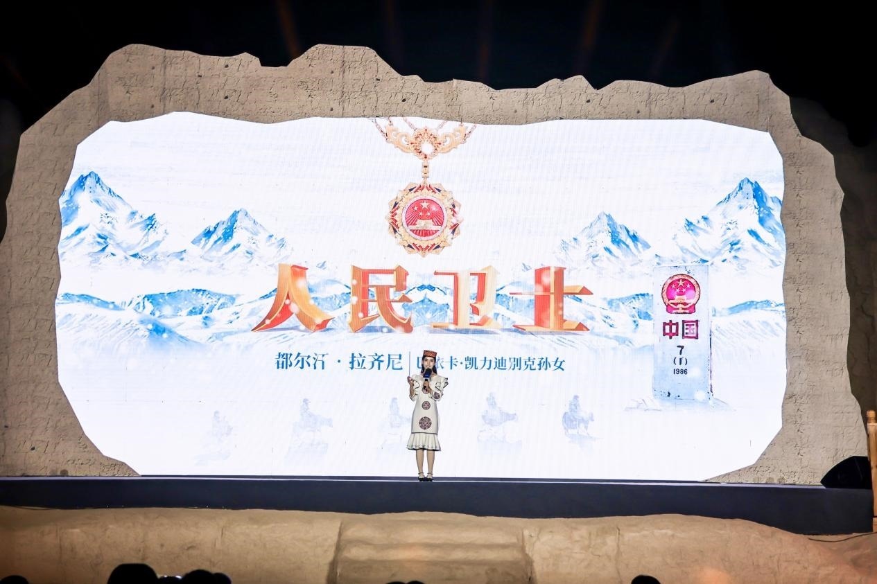 都爾汗·拉齊尼在“何以中國(guó)·五星出東方”網(wǎng)絡(luò)主題宣傳活動(dòng)現(xiàn)場(chǎng)演講。人民視頻供圖