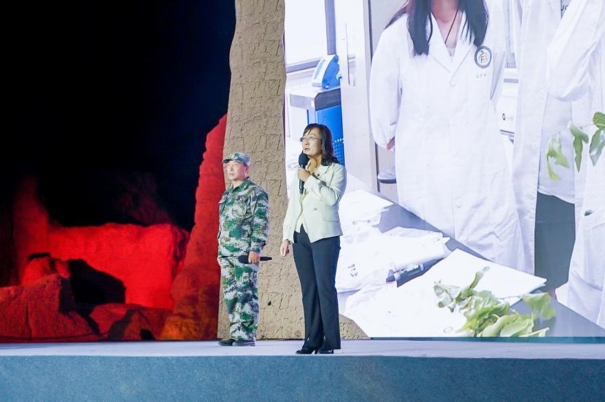 吳翠云（右一）在“何以中國(guó)·五星出東方”網(wǎng)絡(luò)主題宣傳活動(dòng)現(xiàn)場(chǎng)演講。人民視頻供圖