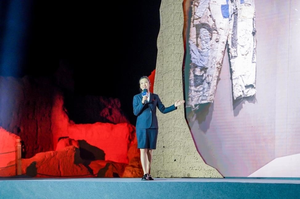 顧晨葉在“何以中國(guó)·五星出東方”網(wǎng)絡(luò)主題宣傳活動(dòng)現(xiàn)場(chǎng)演講。人民視頻供圖