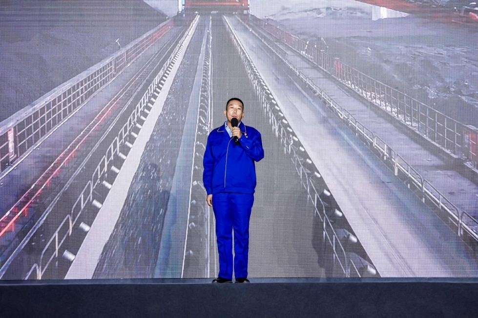 邵旭鵬在“何以中國(guó)·五星出東方”網(wǎng)絡(luò)主題宣傳活動(dòng)現(xiàn)場(chǎng)演講。人民視頻供圖