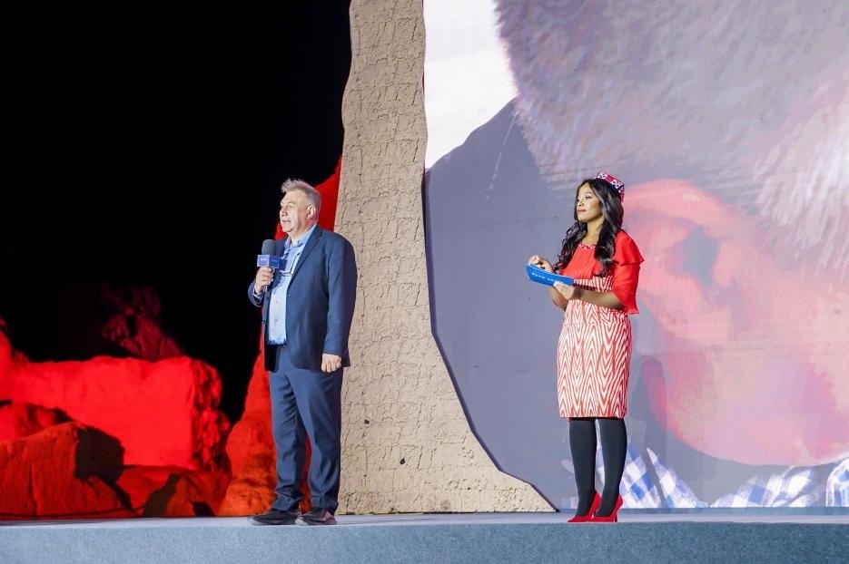 丹尼（左一）在“何以中國(guó)·五星出東方”網(wǎng)絡(luò)主題宣傳活動(dòng)現(xiàn)場(chǎng)演講。人民視頻供圖