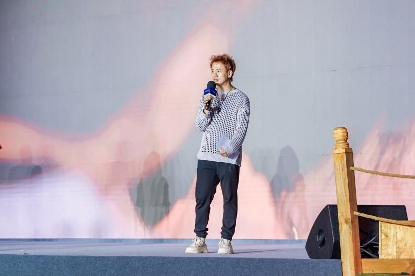 安鐘旭在“何以中國(guó)·五星出東方”網(wǎng)絡(luò)主題宣傳活動(dòng)現(xiàn)場(chǎng)演講。人民視頻供圖