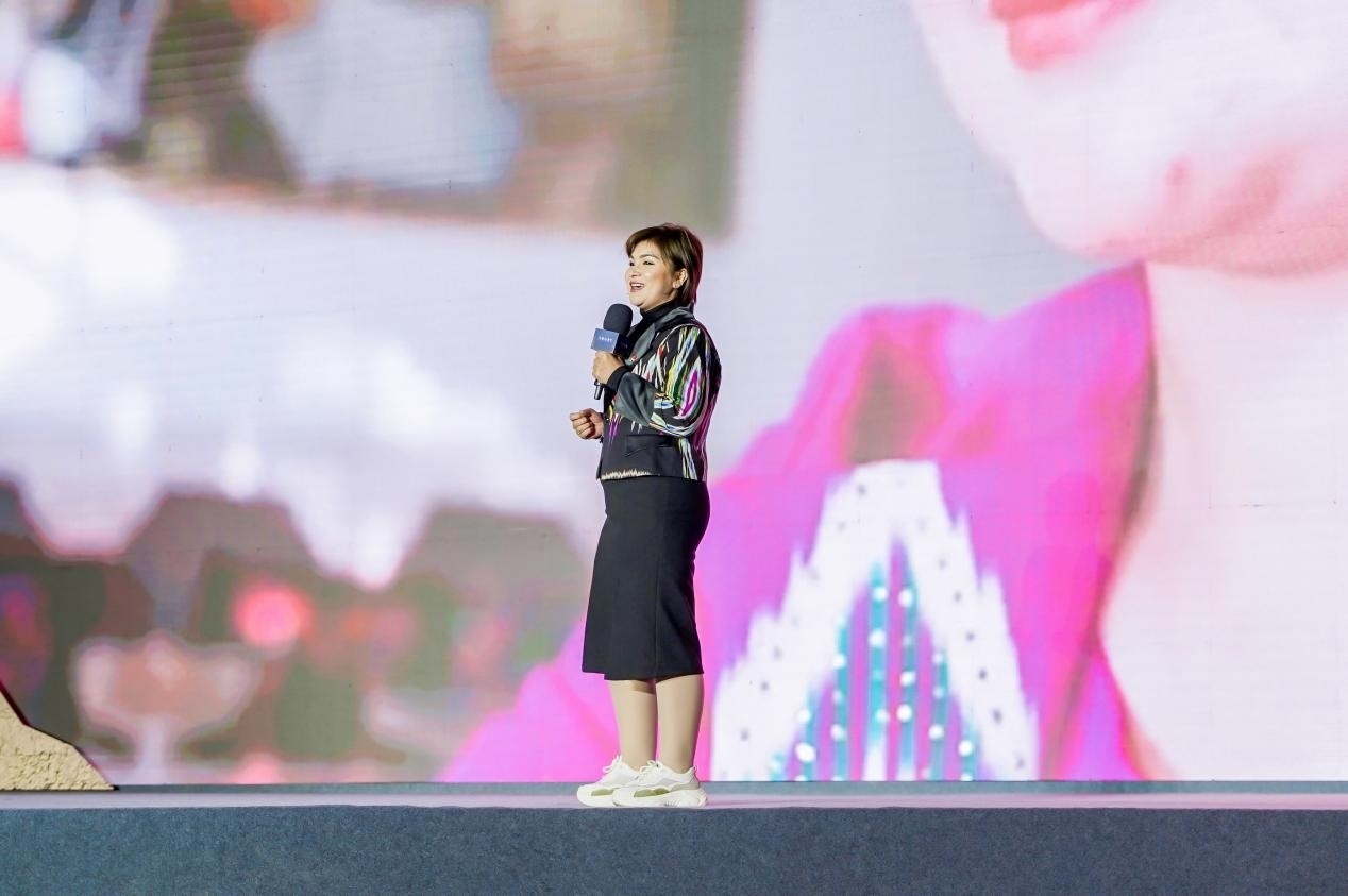 如克亞木·麥提賽地在“何以中國(guó)·五星出東方”網(wǎng)絡(luò)主題宣傳活動(dòng)現(xiàn)場(chǎng)演講。人民視頻供圖