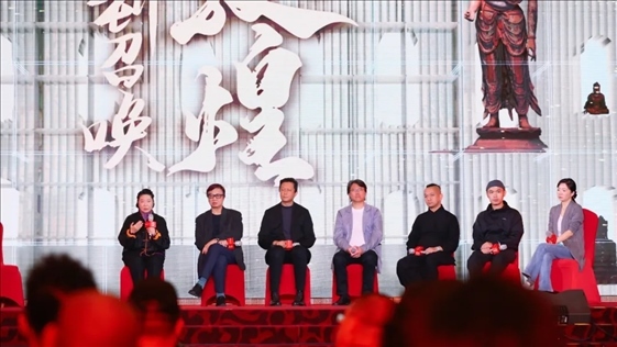 《受到召喚·敦煌》眾主創(chuàng)現(xiàn)場分享創(chuàng)作故事。主辦方供圖