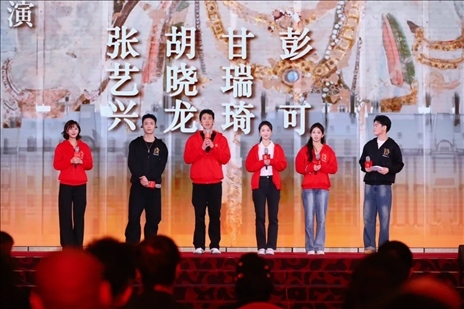 《受到召喚·敦煌》眾演員與現(xiàn)場觀眾互動交流。主辦方供圖