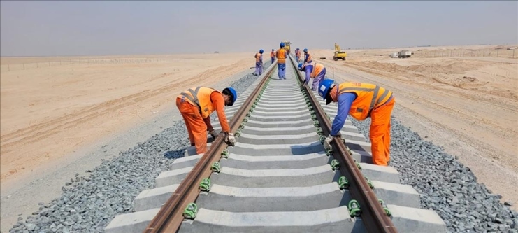 阿提哈德鐵路二期A標(biāo)項(xiàng)目施工中。中建中東供圖