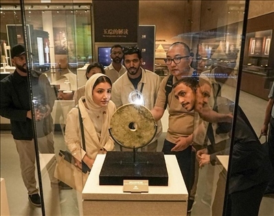 阿聯(lián)酋青年在良渚文化博物院參觀。中國銀行供圖