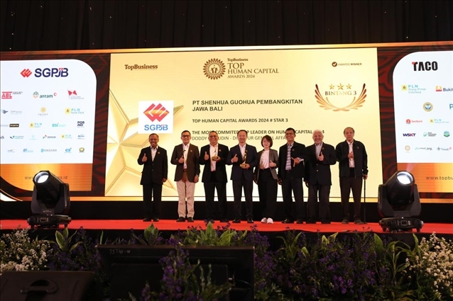 國能印尼爪哇發(fā)電公司董事長趙志剛（左四）與其他獲獎者合影。國能印尼爪哇發(fā)電公司供圖