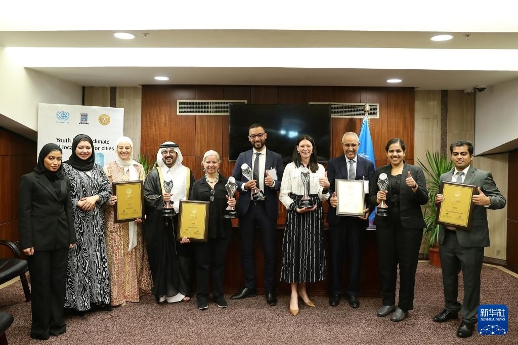 10月31日，在埃及亞歷山大，獲得第二屆全球可持續(xù)發(fā)展城市獎(jiǎng)（上海獎(jiǎng)）的城市代表合影。新華社記者 王東震 攝
