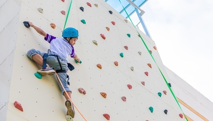 浙江臺州，正在學(xué)習(xí)攀巖課程的小學(xué)生