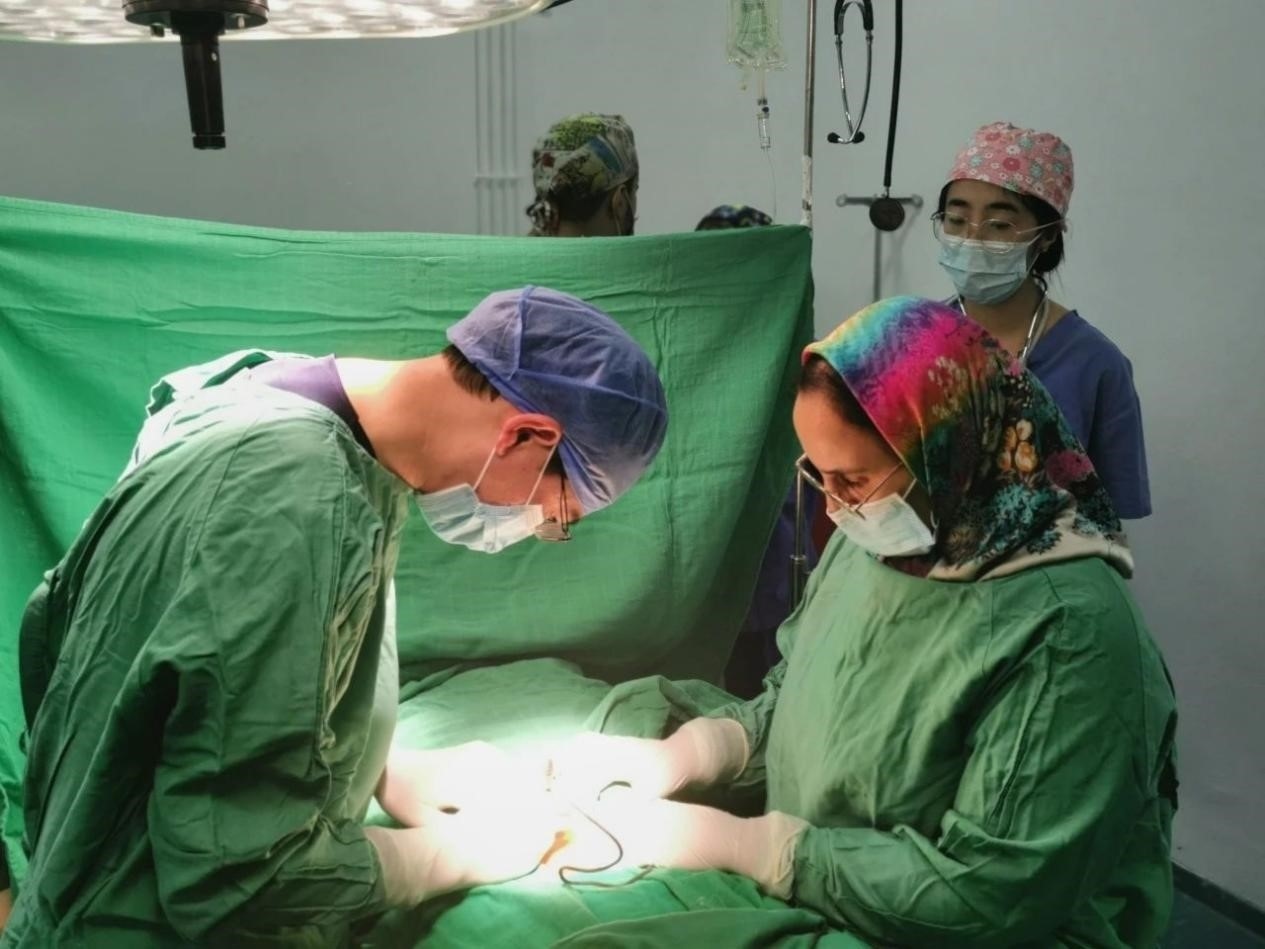 中國醫(yī)療隊員與當?shù)蒯t(yī)生合作開展手術(shù)。第196批中國援助摩洛哥醫(yī)療隊塞達特分隊供圖