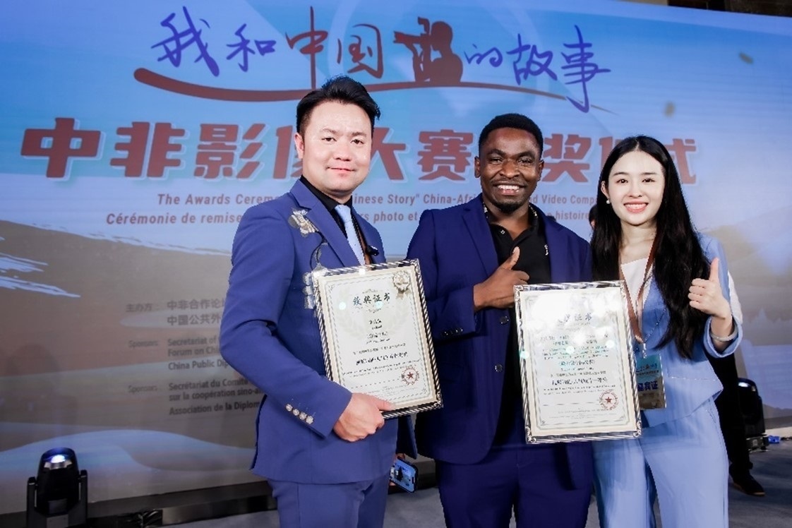 王曉樂（中）與其他嘉賓合影。主辦方供圖