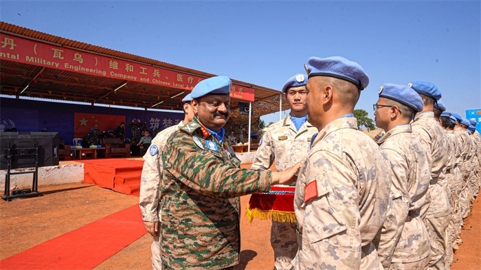 聯(lián)南蘇團(tuán)部隊司令莫漢中將為維和官兵授勛。秦貴君攝