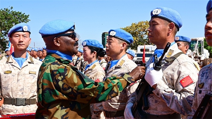 聯(lián)南蘇團(tuán)西戰(zhàn)區(qū)司令多米尼克準(zhǔn)將為維和官兵授勛。孫千攝