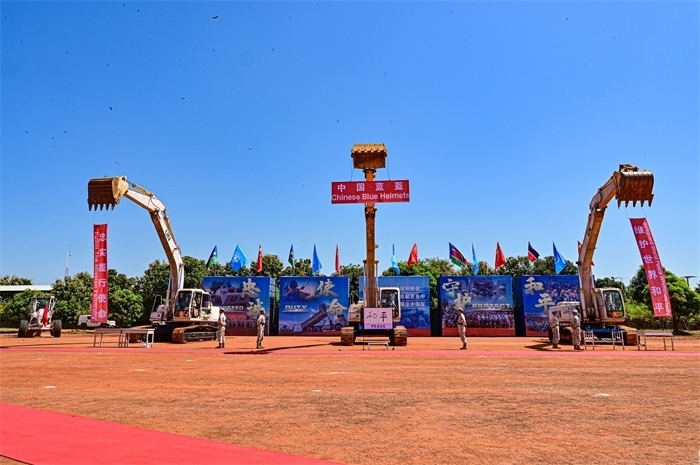 工程機(jī)械特技展示。王軍杰攝