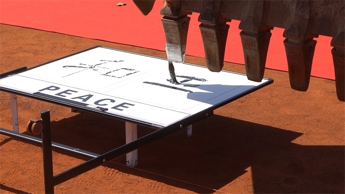 工程機(jī)械表演寫書法。王皓宇攝