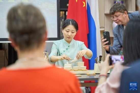 這是11月2日在俄羅斯符拉迪沃斯托克的活動現(xiàn)場拍攝的茶藝表演。新華社發(fā)（郭飛洲攝）