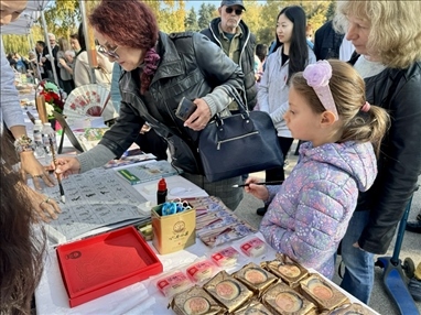 活動(dòng)現(xiàn)場外賓體驗(yàn)中國書法。 中國駐保加利亞大使館供圖。