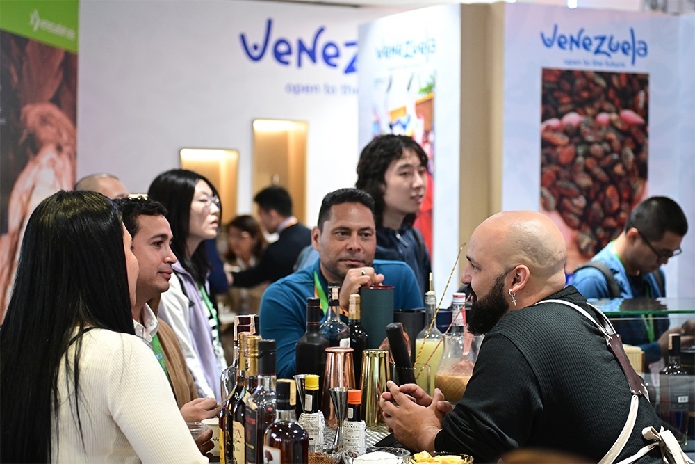 2023年11月9日，上海，觀眾在進博會委內瑞拉館參觀、交流、洽談。