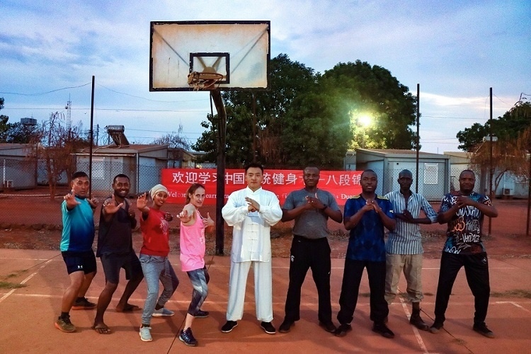 組織八段錦教學。王軍杰 攝