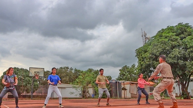 認真學習動作。孫亞斌 攝