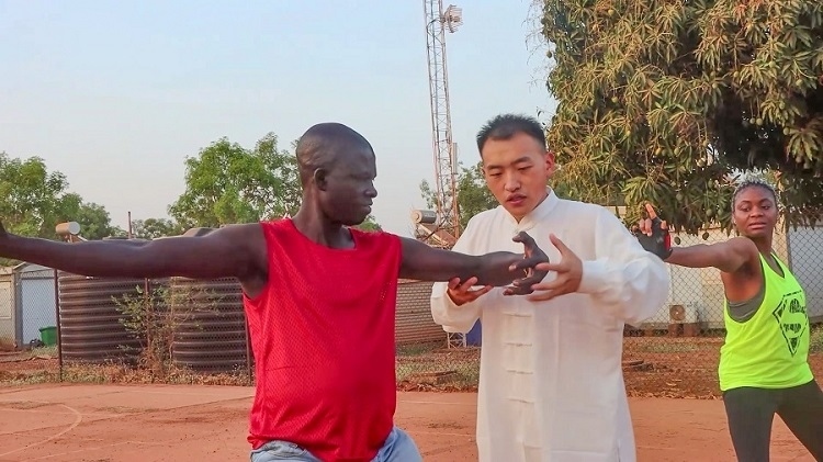 細心指導動作。馬騫攝