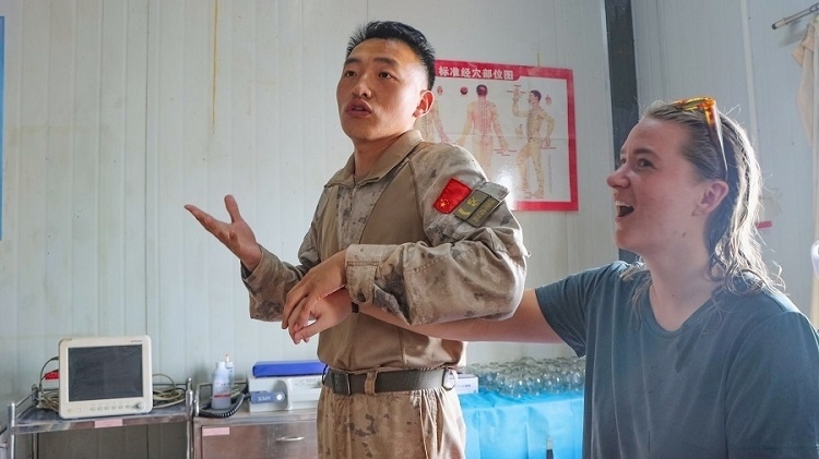 體驗中醫(yī)針灸。羅詩穎攝