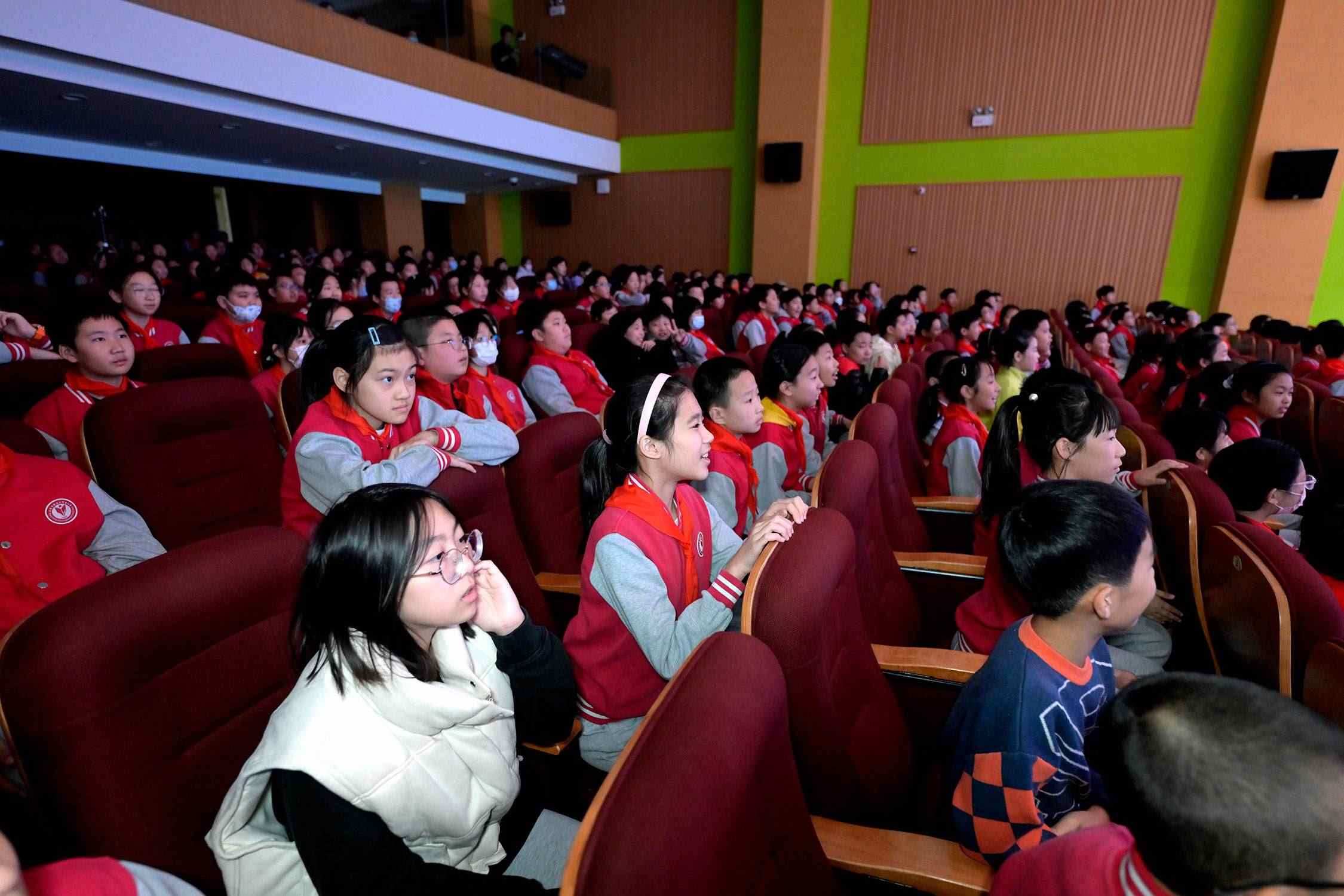 花校區(qū)學(xué)生現(xiàn)場歡呼照片。主辦方供圖