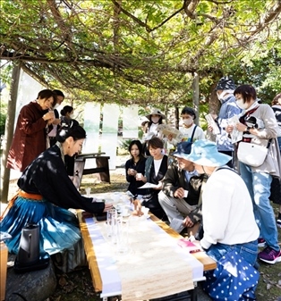 游客們在浙江體驗區(qū)品茶。