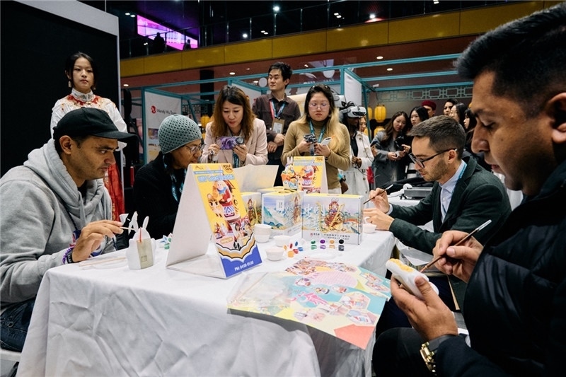 觀眾參加“兔兒爺”手工坊。楊浩鵬攝