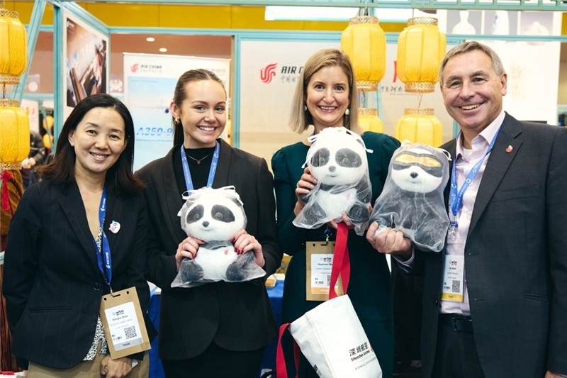 “中國館”展區(qū)現(xiàn)場洽談。 楊浩鵬攝