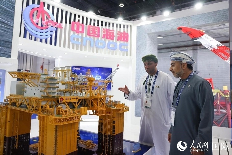 觀眾在中國(guó)海油展臺(tái)參觀。人民網(wǎng)記者 任皓宇攝