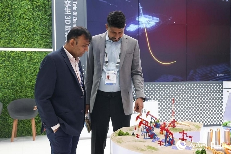 觀眾在了解中企產(chǎn)品。人民網(wǎng)記者任皓宇攝 