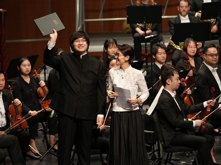 小澤征良向俞潞贈送小澤征爾使用過的《第五交響曲》樂譜。演出方供圖