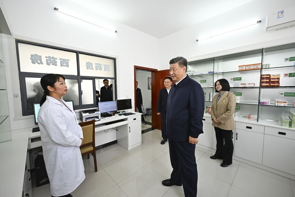 2024年11月5日，習(xí)近平在湖北省咸寧市嘉魚縣潘家灣鎮(zhèn)四邑村衛(wèi)生室考察。習(xí)近平指出：“要進(jìn)一步加強(qiáng)黨建引領(lǐng)，抓住‘一老一小’這個(gè)重點(diǎn)，更加精準(zhǔn)有效地為群眾排憂解難?！? width=