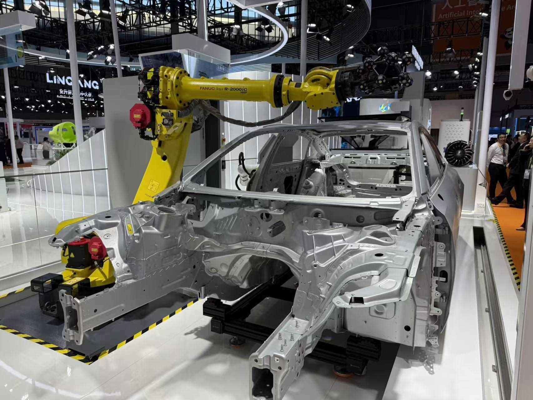 在汽車制造展區(qū)，高精度智能檢測裝備正在模擬檢測汽車車身。人民網記者 王仁宏攝