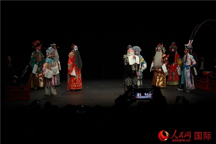 演員向觀眾謝幕。人民網(wǎng)記者 尚凱元攝