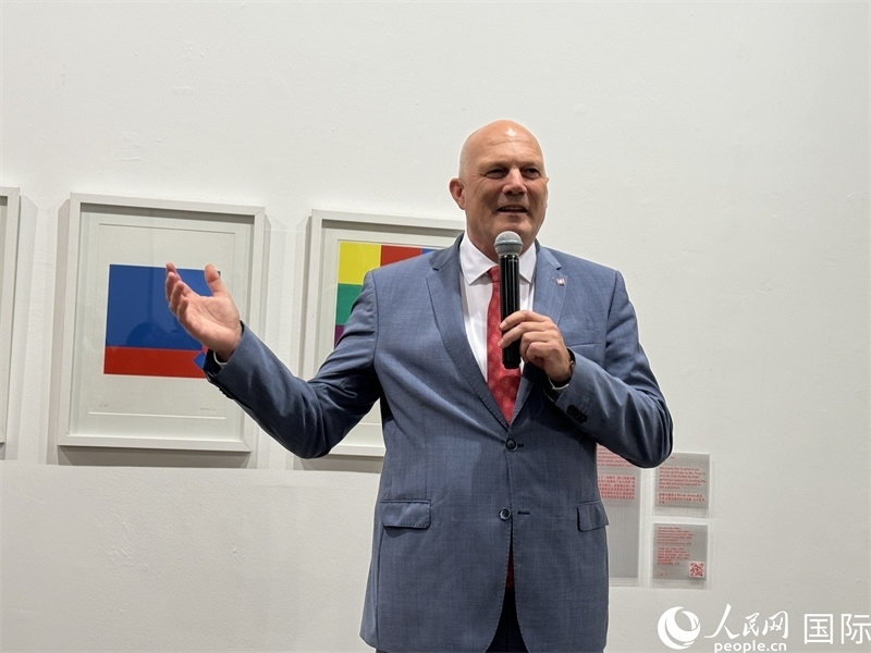 11月8日，瑞士駐華大使白瑞誼在“瑞士經(jīng)典設計展”開幕式上發(fā)表致辭。（人民網(wǎng) 謝瑩攝）