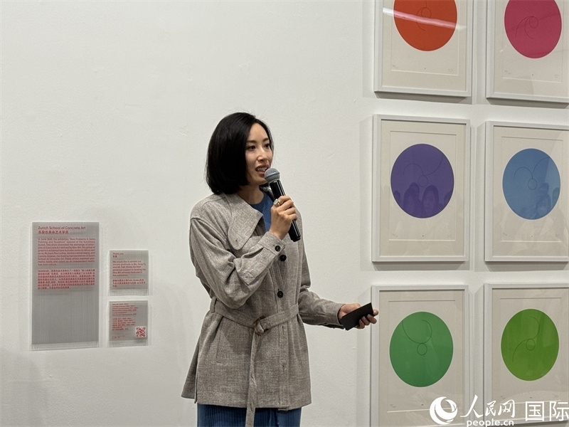 11月8日，今日美術(shù)館館長張然在“瑞士經(jīng)典設計展”開幕式上發(fā)表致辭。（人民網(wǎng) 謝瑩攝）