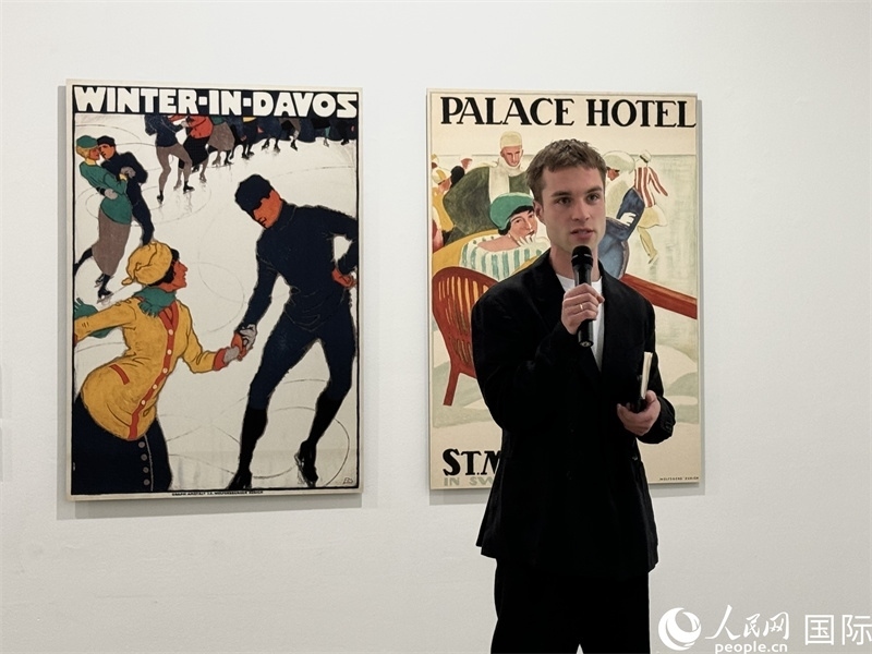 11月8日，“瑞士經(jīng)典設計展”策展人言照壁向與會嘉賓導覽。（人民網(wǎng) 謝瑩攝）