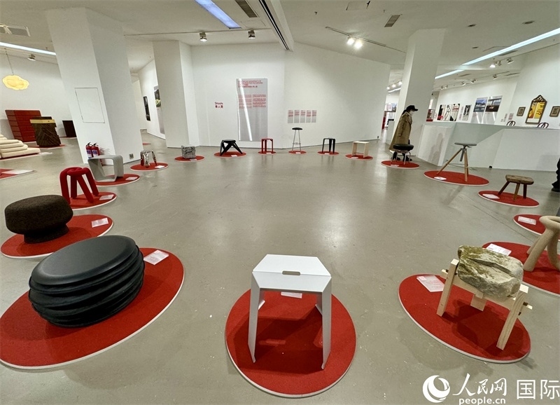 11月8日，瑞士經(jīng)典設計展現(xiàn)場。（人民網(wǎng) 謝瑩攝）