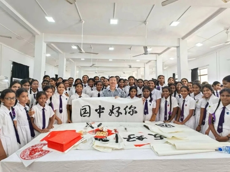 斯里蘭卡學(xué)生在系列活動中學(xué)習(xí)中國書法。圖片由主辦方提供