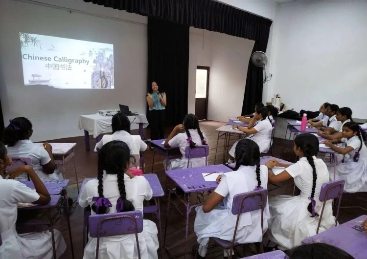 斯里蘭卡學(xué)生在系列活動中學(xué)習(xí)中國書法。圖片由主辦方提供