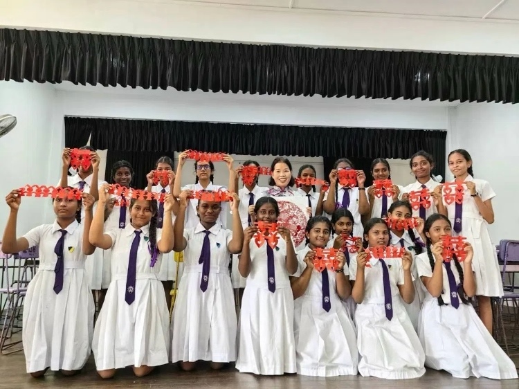 斯里蘭卡學(xué)生展示剪紙作品。圖片由主辦方提供