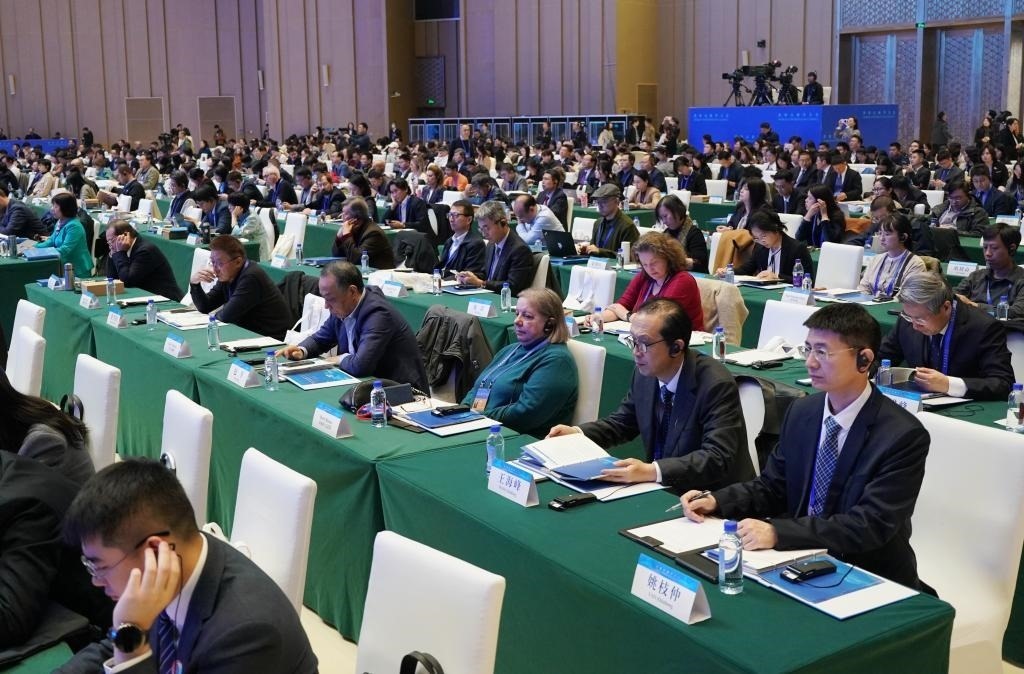 11月7日，中外嘉賓在首屆世界古典學(xué)大會(huì)開(kāi)幕式現(xiàn)場(chǎng)聽(tīng)會(huì)。新華社記者 張晨霖 攝