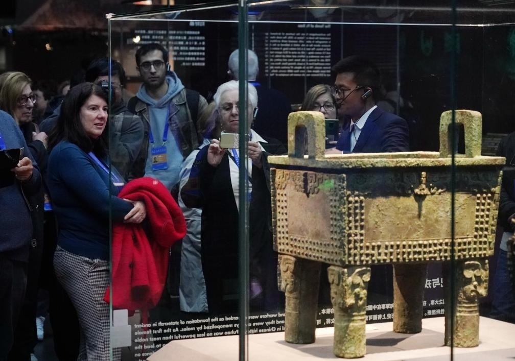 11月6日，中外嘉賓來(lái)到中國(guó)考古博物館參觀“考古與中華文明溯源展”。該展是本屆世界古典學(xué)大會(huì)推出的配套活動(dòng)之一。新華社記者 張晨霖 攝