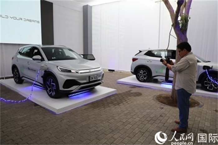 圖為秘魯媒體記者正在拍攝現(xiàn)場(chǎng)展出的比亞迪電動(dòng)汽車。 人民網(wǎng)記者姜波攝